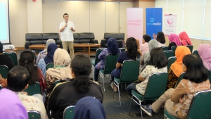 Dokter Garda Medika Asuransi Astra, dr. Doddy Permadi saat menjelaskan cara mendeteksi kanker payudara kepada karyawan Permata Bank Bintaro.