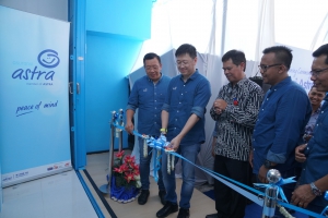 CEO Asuransi Astra, Rudy Chen (kedua kiri) memotong pita sebagai simbol pembukaan kantor cabang Asuransi Astra Kediri. Turut mendampingi dalam pembukaan kantor cabang Asuransi Astra Kediri ini, Kabag Pengawasan IKNB, Pasar Modal, dan Edukasi Perlindungan OJK Kediri, Tetra Yanuar (kedua kanan), Chief Marketing Officer Retail Business Asuransi Astra, Gunawan Salim (kiri), dan Regional Manager Jabar-Jateng-Jatim-Intim Asuransi Astra, Johnson Pangihutan (kanan).