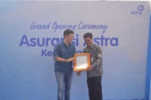 Penyerahan piagam pembukaan kantor cabang baru dari Kabag Pengawasan IKNB, Pasar Modal, dan Edukasi Perlindungan OJK Kediri, Tetra Yanuar (kanan) kepada CEO Asuransi Astra, Rudy Chen (kiri)
