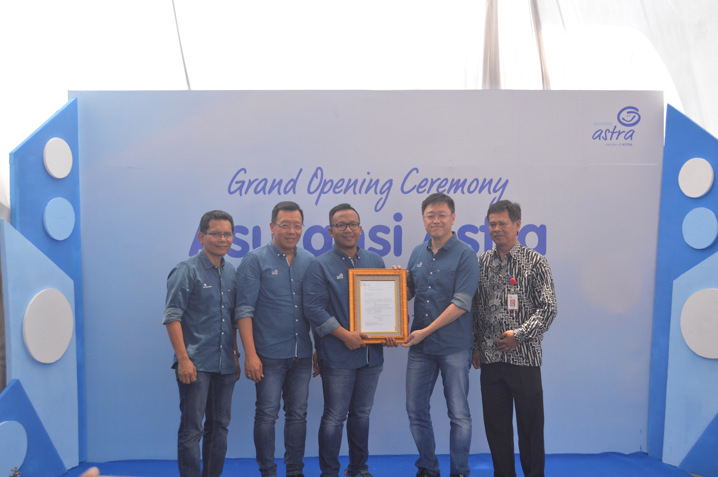 CEO Asuransi Astra, Rudy Chen (kedua kanan) menyerahkan piagam dari OJK secara estafet kepada Branch Head Asuransi Astra Kediri, Andi Victory Bangun (ketiga kiri) didampingi Kabag Pengawasan IKNB, Pasar Modal, dan Edukasi Perlindungan OJK Kediri, Tetra Yanuar (kanan), Chief Marketing Officer Retail Business Asuransi Astra, Gunawan Salim (kedua kiri), dan Regional Manager Jabar-Jateng-Jatim-Intim Asuransi Astra, Johnson Pangihutan (kiri).