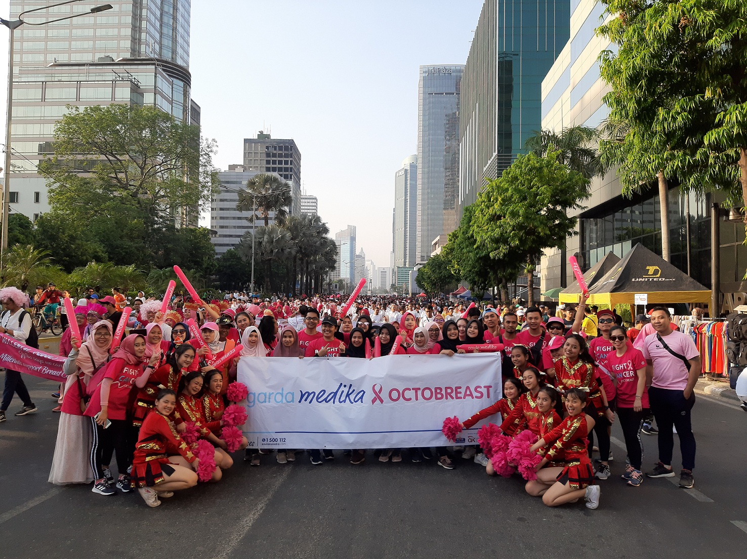 Segenap karyawan Asuransi Astra turut meramaikan Pinkwalk.