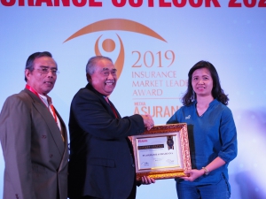 SVP Accounting & Finance Asuransi Astra, Lia Singgih (kanan) saat menerima penghargaan