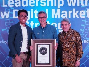 SVP Communication, Event, & Service Management Asuransi Astra, L. Iwan Pranoto (tengah) saat menerima penghargaan IBBA 2019.