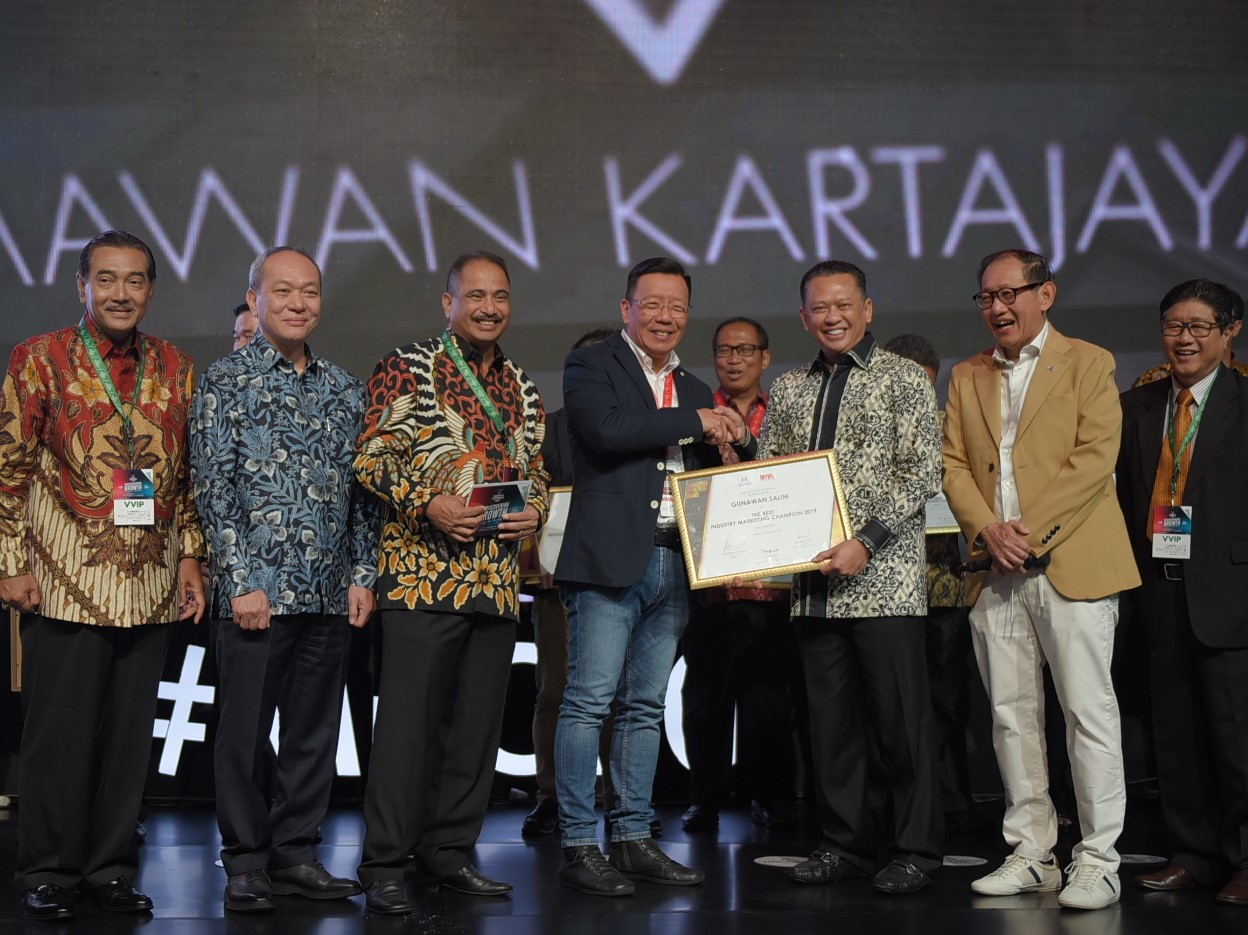 Chief Marketing Officer – Retail Business Asuransi Astra, Gunawan Salim (keempat kiri) saat menerima penghargaan Marketeer of The Year.