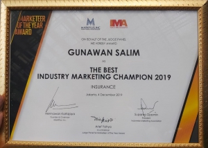 SVP Corporate Secretary, Compliance, & Risk Management Asuransi Astra, Eddy Ismanto (kanan) saat menerima penghargaan Marketeers Editor’s Choice of The Year.