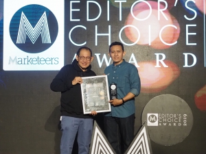 SVP Corporate Secretary, Compliance, & Risk Management Asuransi Astra, Eddy Ismanto (kanan) saat menerima penghargaan Marketeers Editor’s Choice of The Year.