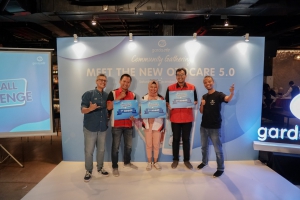 (kiri-kanan) SVP Communication, Event, & Service Management Asuransi Astra, L. Iwan Pranoto; perwakilan Xpander Mitsubishi Owners Club (X-MOC); perwakilan Innova Community (IC); perwakilan Toyota Yaris Club Indonesia (TYCI); dan Ketua Umum Forum Wartawan Otomotif (Forwot), Indra Prabowo saat penyerahan hadiah pemenang Garda Mall Challenge.