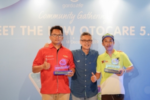(kiri-kanan) Ketua Innova Community, Nugraha Reza Lesmana; SVP Communication, Event, & Service Management Asuransi Astra, L. Iwan Pranoto; Ketua Toyota Sienta Community Indonesia, Nandang Sugianto saat penyerahan penghargaan.