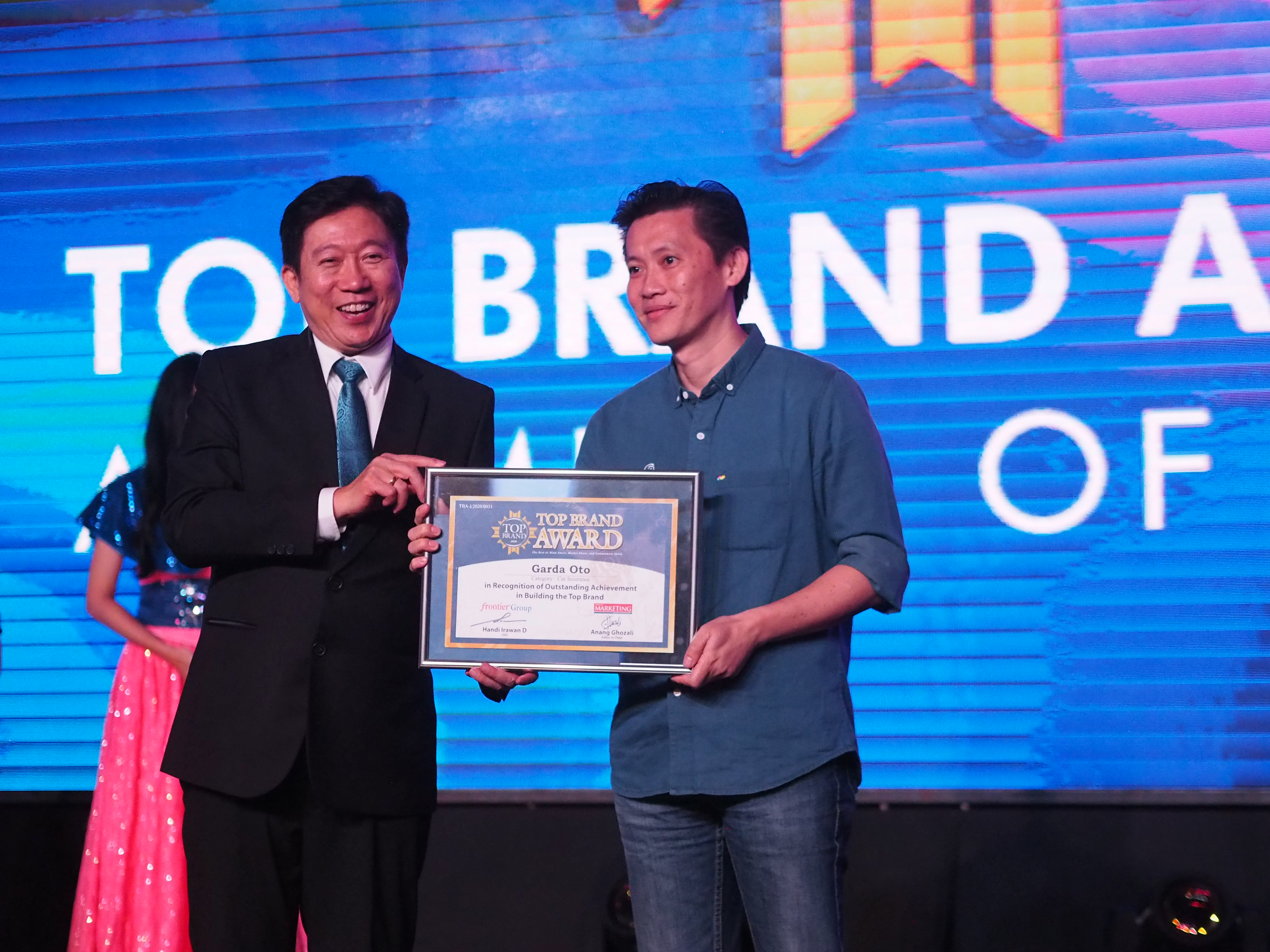 SVP Business Management Asuransi Astra, Adrianto (kanan) saat menerima Top Brand Award 2020