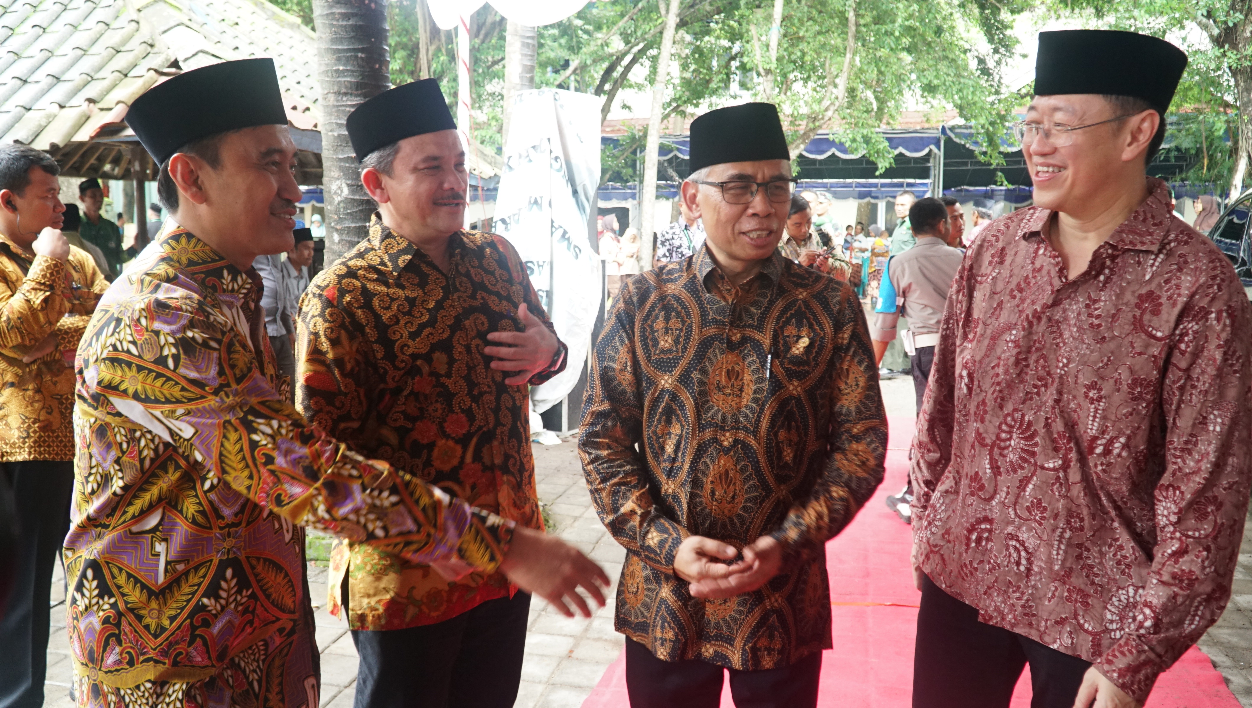 Ketua Dewan Komisioner Otoritas Jasa Keuangan (OJK) Wimboh Santoso (kedua dari kanan) berbincang dengan Chief Executive Officer Asuransi Astra Rudy Chen (pertama dari kanan), Adi Sepiarso Chief of Astra Financial (pertama dari kiri), Riza Deliansyah selaku Deputy Chief of Corporate Affairs Astra International (kedua dari kiri) usai peresmian Bank Wakaf Mikro Ahmad Taqiuddin Mansur (ATQIA).