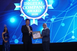 SVP Digital Channel Asuransi Astra, Lusi Liesdiani saat menerima Top Digital Company Award 2020