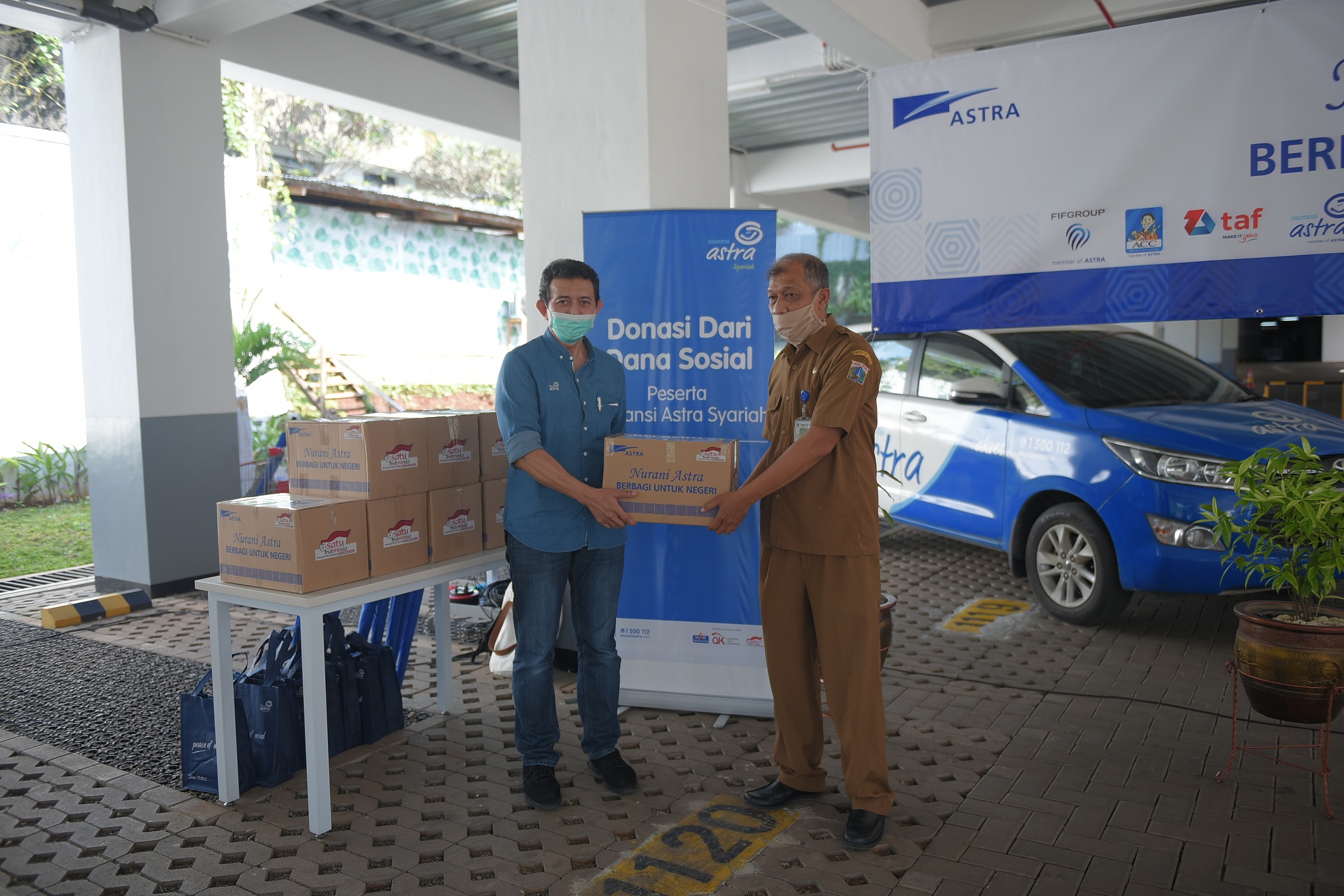 Penyerahan bantyan paket sembako di Kantor Pusat Asuransi Astra.