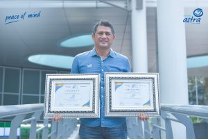 EVP Investment, Corporate Planning & Digital Asuransi Astra, Maximiliaan Agatisianus mewakili Asuransi Astra menerima penghargaan Indonesia Insurance Innovation Award 2020.
