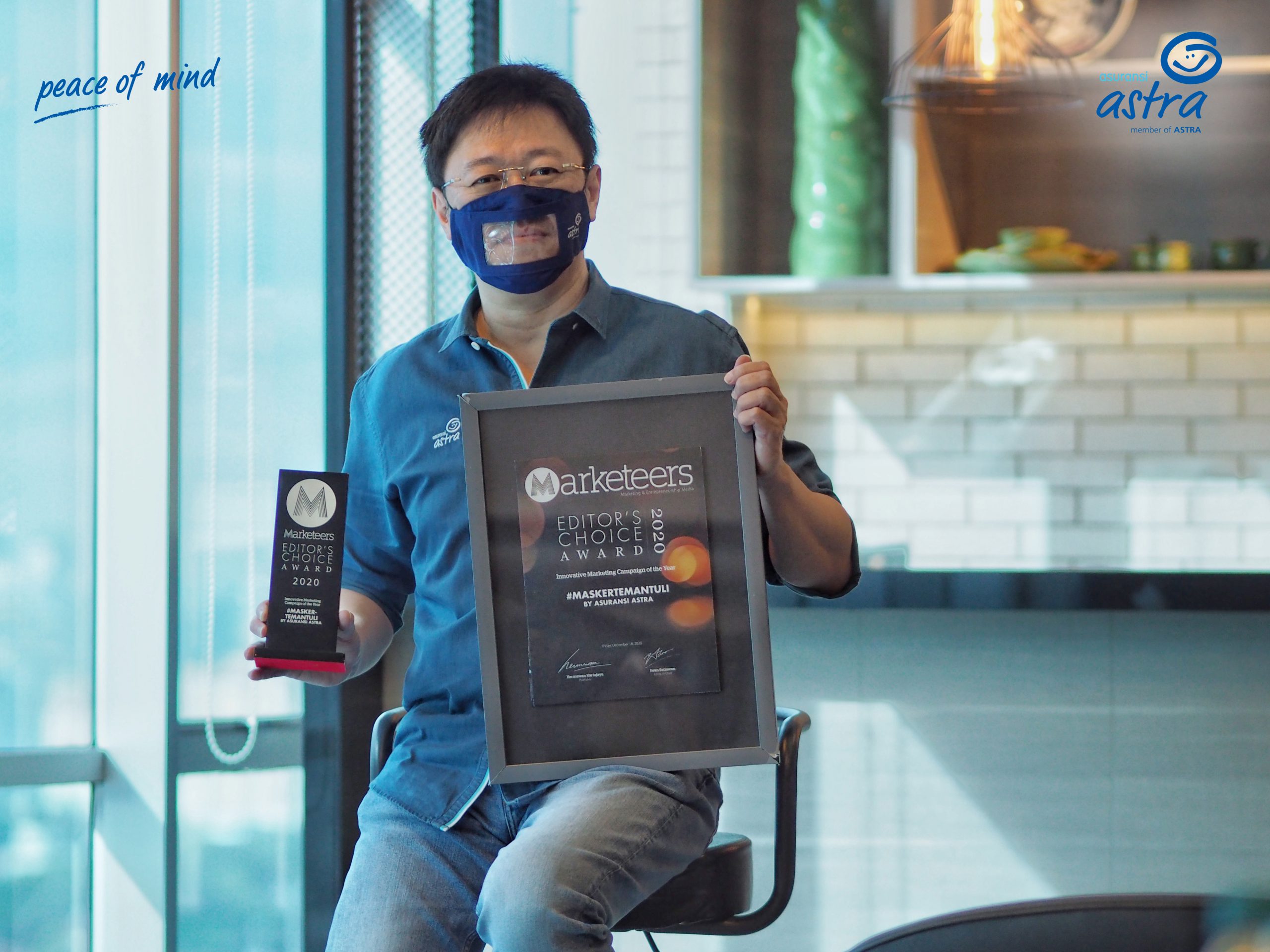 CEO Asuransi Astra Rudy Chen menerima penghargaan piala Marketeers Editor’s Choice Award 2020