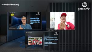 SVP Communication and Customer Service Management Asuransi Astra, L. Iwan Pranoto berfoto bersama Nandang Sugianto sebagai perwakilan dari TOSCA sebagai pemenang As #AlwaysDriveSafely pioneer dari Garda Oto