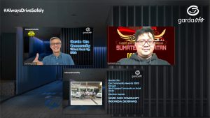 SVP Communication and Customer Service Management Asuransi Astra L. Iwan Pranoto berfoto bersama Syaifullah sebagai perwakilan dari SILVERIANS sebagai pemenang The Most Engaged Community on Social Media dari Garda Oto