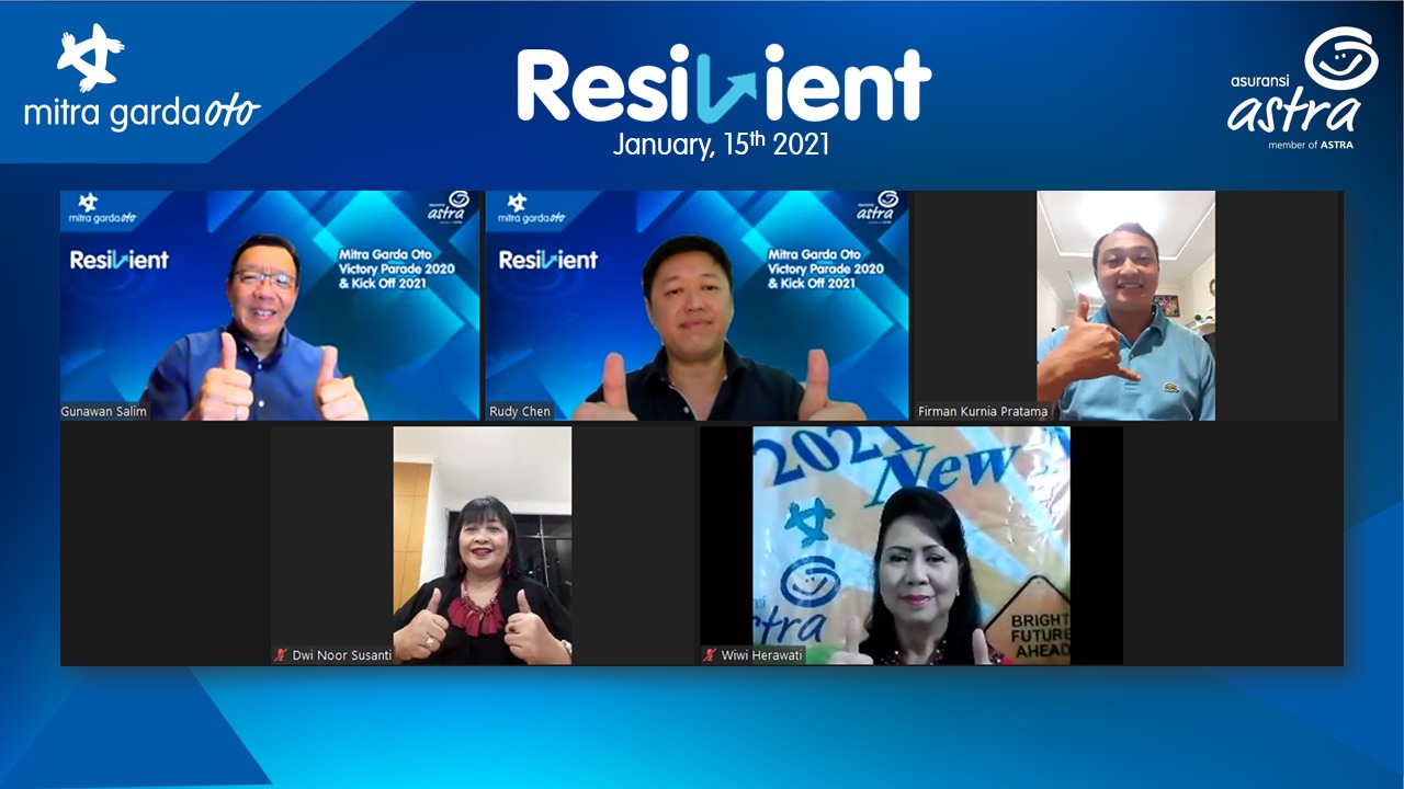 Pemenang Best MGO bergoto bersama CEO Asuransi Astra Rudy Chen dan CMO Retail Business Asuransi Astra Gunawan Salim