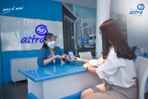 Petugas Layanan Garda Center senantiasa menjawab kebutuhan pelanggan Asuransi Astra, baik klaim, survei, ataupun bertanya mengenai info produk