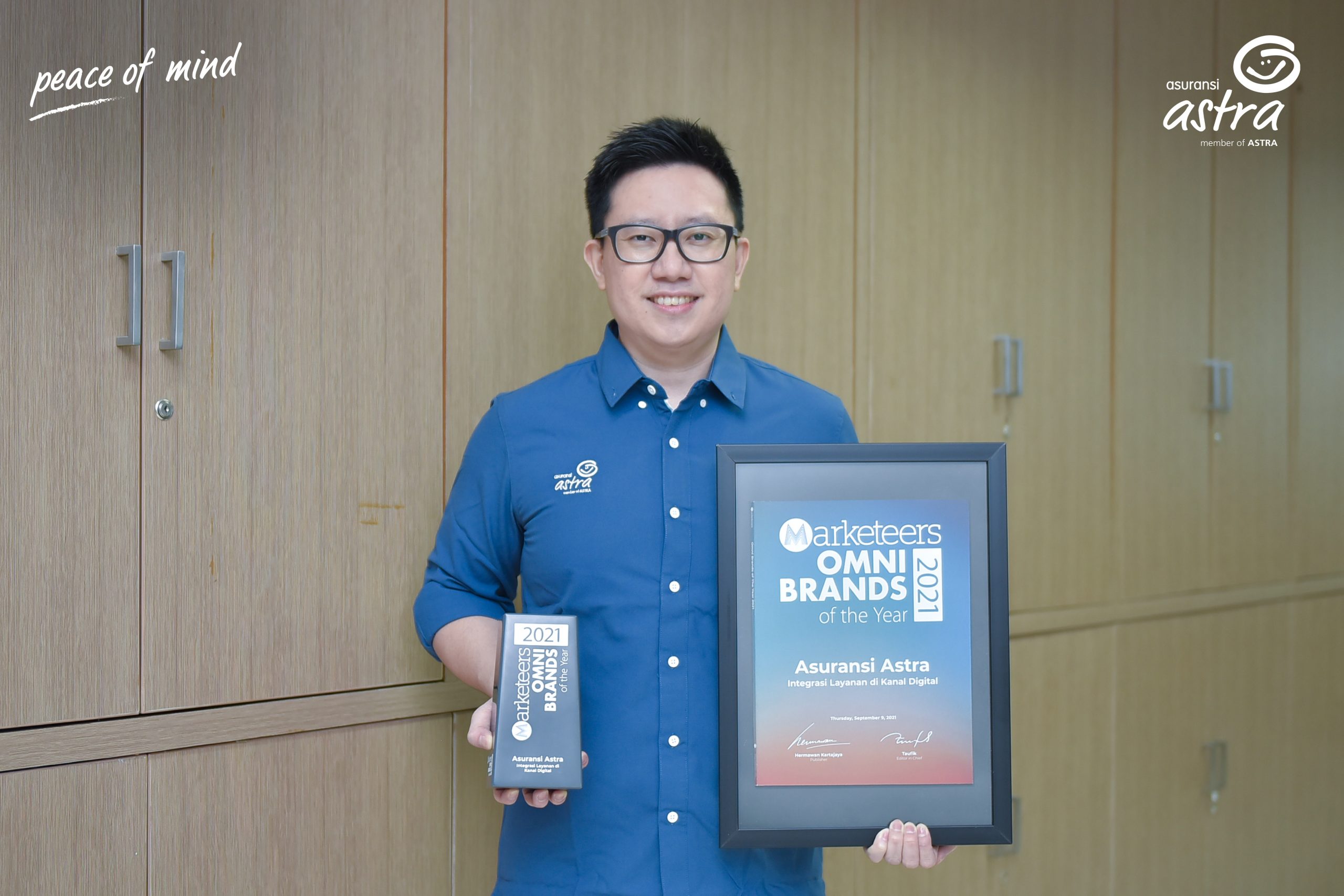 Chief Digital Officer Asuransi Astra, Teddy Suryawan menerima penghargaan OMNI Brands of The Year 2021