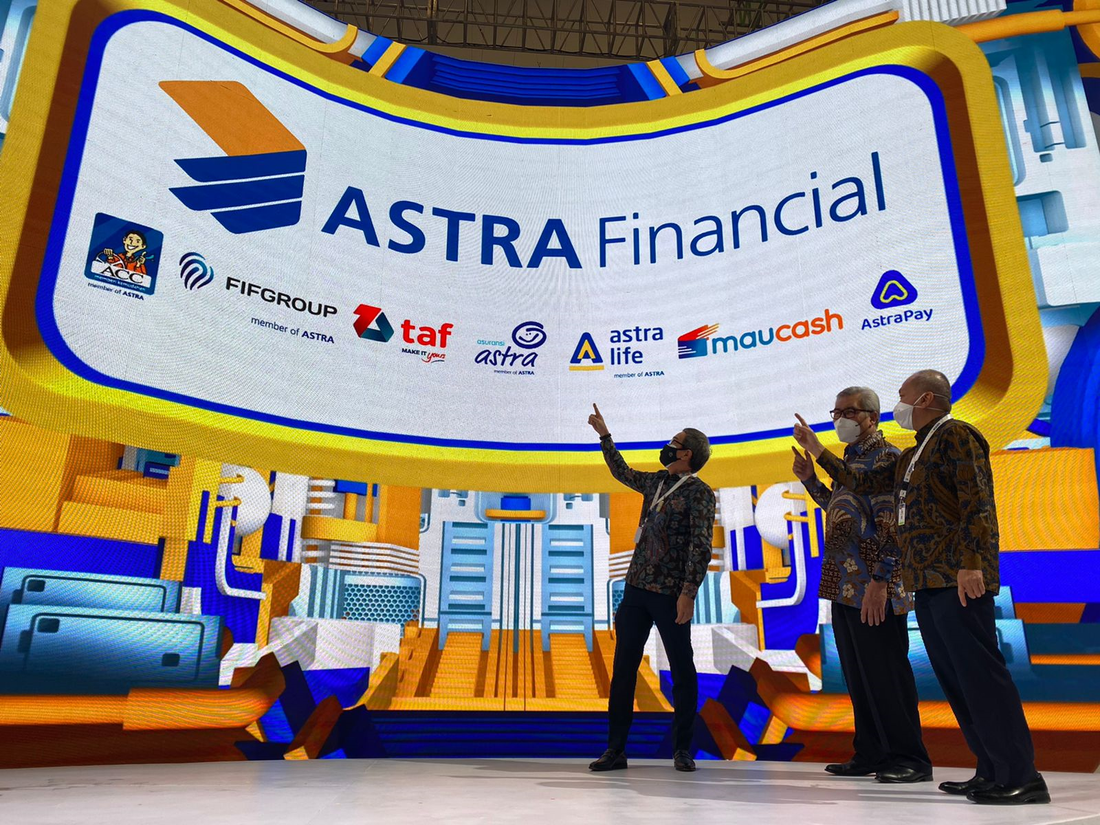 Booth Astra Financial & Logistic GIIAS 2021 secara resmi dibuka oleh Presiden Komisaris Astra Priyono Sugiarto (kiri), Kepala Eksekutif Pengawas Industri Keuangan Non Bank merangkap Anggota Dewan Komisioner Otoritas Jasa Keuangan Riswinandi (tengah), dan Direktur Astra yang sekaligus menjabat sebagai Director in Charge Astra Financial & Logistic Suparno Djasmin (kanan), pada Kamis, 11 November 2021, bertempat di Hall 2 ICE BSD City, Tangerang Selatan