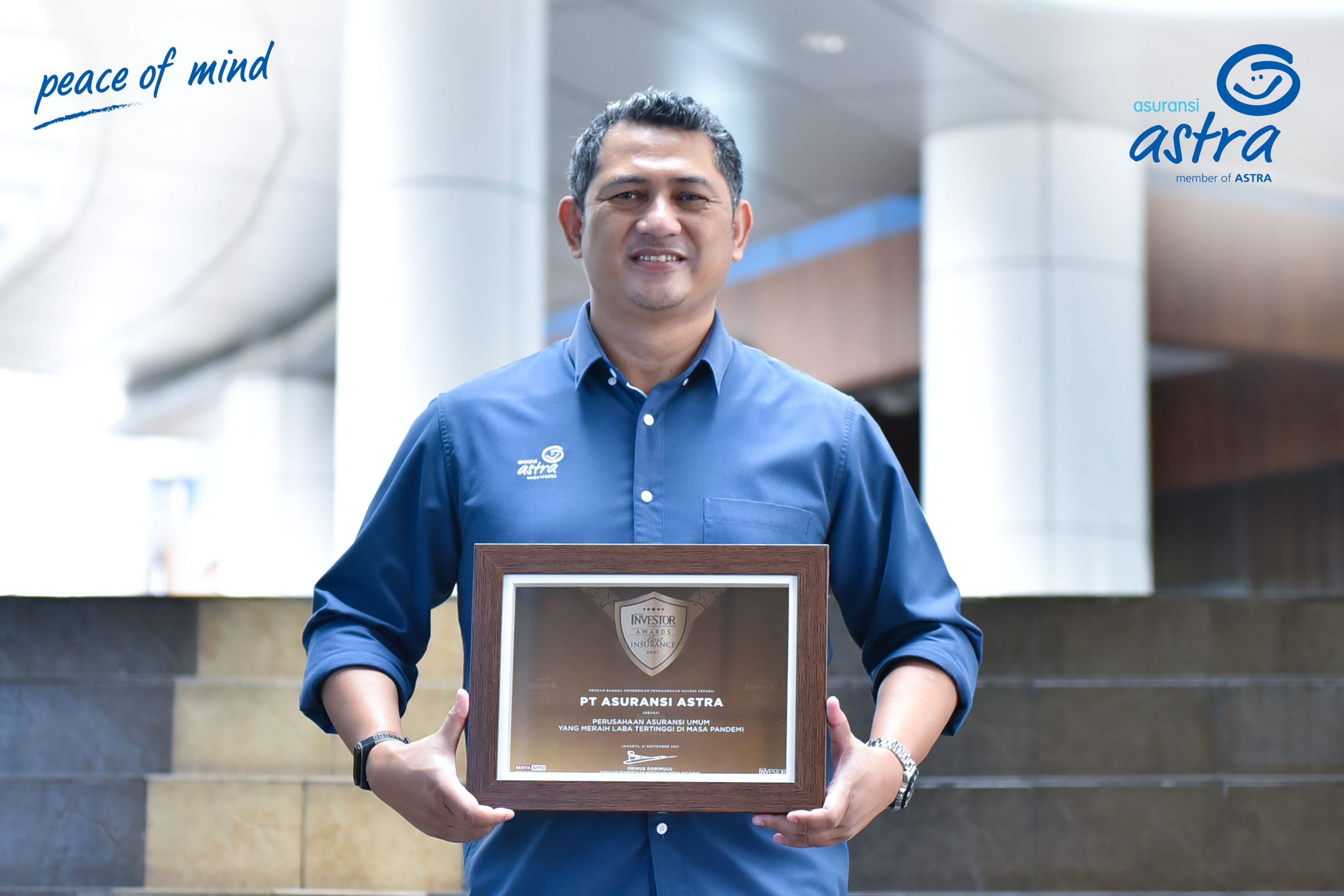 Chief Financial Officer Asuransi Astra, Maximiliaan Agatisianus saat menerima penghargaan Asuransi Tebaik 2021