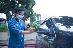 Proses kerja surveyor Asuransi Astra yang senantiasa melakukan cek kondisi mobil pelanggan saat hendak melakukan klaim