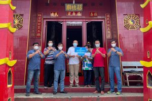 Asuransi Astra diwakili oleh Adi Sepiarso selaku Chief Compliance and Risk Management Officer Asuransi Astra beserta jajaran memberikan bantuan dana bergilir untuk membantu UMKM