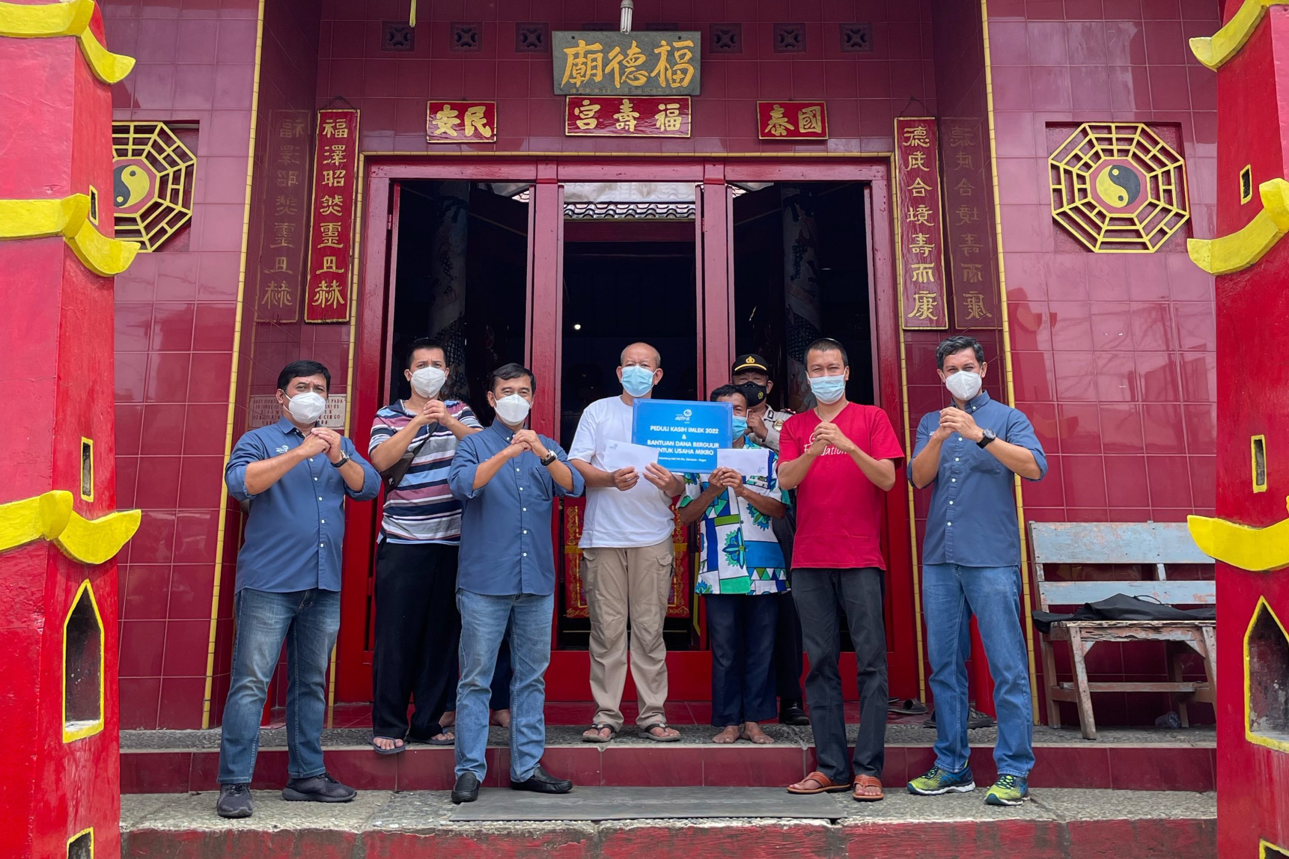 Asuransi Astra diwakili oleh Adi Sepiarso selaku Chief Compliance and Risk Management Officer Asuransi Astra beserta jajaran memberikan bantuan dana bergilir untuk membantu UMKM