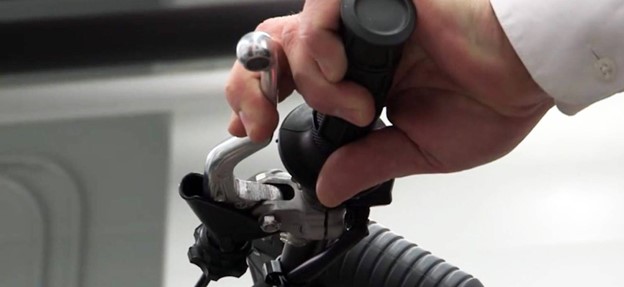 Cara Mengendarai Motor Kopling yang Benar untuk Pemula