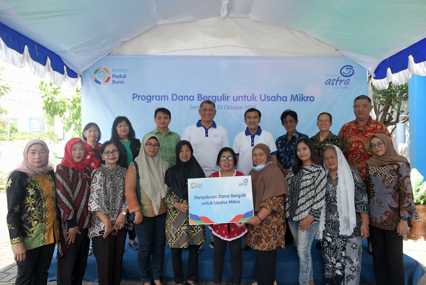 Finance Director Asuransi Astra, Maximiliaan Agatisianus (tengah-kiri) bersama Compliance & Risk Management Director Asuransi Astra, YME Adi Sepiarso (tengah-kanan) saat penyerahan bantuan secara simbolis kepada sejumlah UMKM sekitar perusahaan dan di sejumlah rumah ibadah yang tersebar di kota Semarang.