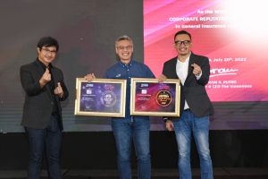 Head of Public Relation, Marketing Communication & Event, Laurentius Iwan Pranoto (tengah) saat menerima penghargaan Corporate Reputation Awards & PR Strategy Awards 2022 yang diberikan oleh CEO The Iconomics, Bram S. Putro (kanan) dan Director of Research The Iconomics, Alex Mulya (kiri).