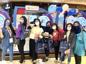 Para pengunjung berpartisipasi meriahkan booth Asuransi Astra dengan mengikuti photo challenge untuk mendapatkan hadiah menarik.