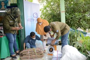 Asuransi Astra berkolaborasi dengan Bank Sampah demi menyejahterakan lingkungan sekitar Balikpapan melalui penyerahan sejumlah bantuan untuk kegiatan operasional guna mendorong produktivitas pengelolaan sampah masyarakat.