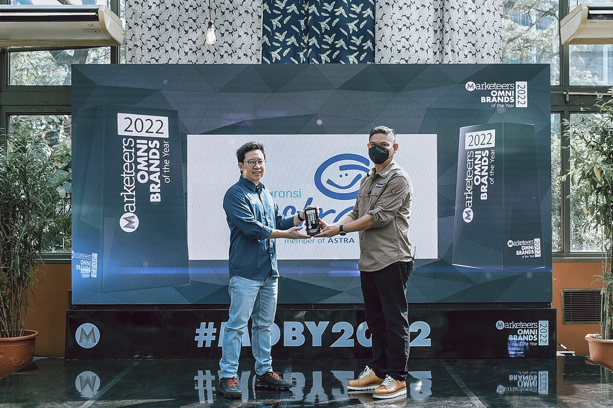 Chief Digital Officer Asuransi Astra, Teddy Suryawan menerima penghargaan Marketeers OMNI Brands of The Year 2022 untuk kategori New Product