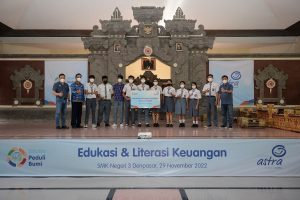 iri – kanan: Marketing – Commercial & Health Business Director Asuransi Astra, Gunawan Salim; Kepala Sekolah SMKN 3 Denpasar, Drs. Anak Agung Bagus Wijaya Putra; sejumlah murid penerima beasiswa; Compliance & Risk Management Director Asuransi Astra, Adi Sepiarso saat penyerahan bantuan secara simbolis kepada penerima beasiswa di SMKN 3 Denpasar.
