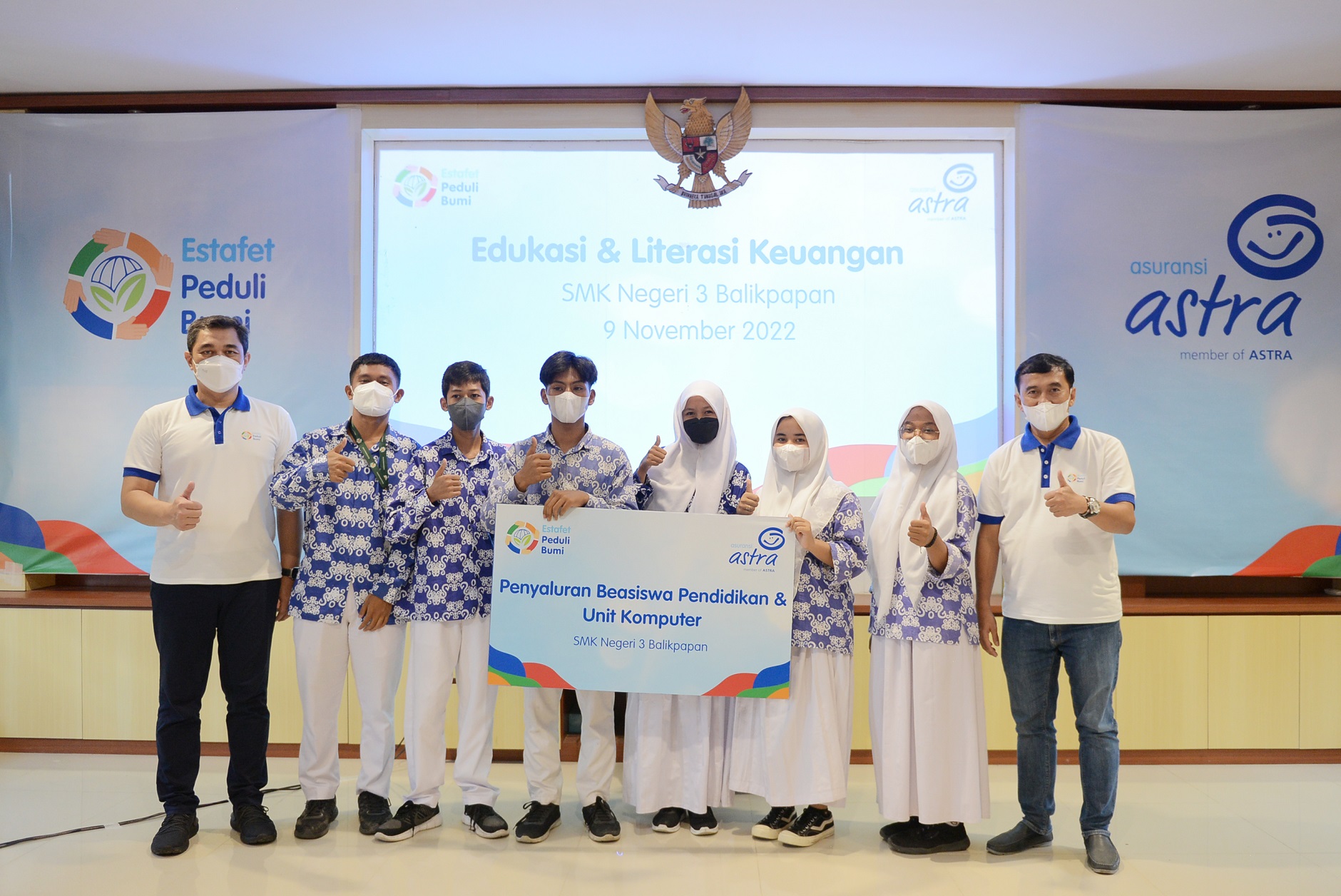 Marketing – Retail Business & Digital Director Asuransi Astra, Wisnu Kusumawardhana (ujung-kiri) bersama Compliance & Risk Management Director Asuransi Astra, YME Adi Sepiarso (ujung-kanan) saat penyerahan bantuan secara simbolis kepada sejumlah murid perwakilan penerima beasiswa di SMKN 3 Balikpapan.