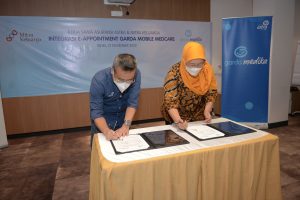 Operation Director Asuransi Astra, Hendry Yoga (kiri) dan Direktur Corporate Brand & Customer Management Mitra Keluarga, dr. Nurvantina Pandina, MM (kanan) melakukan penandatanganan kolaborasi antar Garda Medika dan Mitra Keluarga Group dalam peluncuran E-appointment guna memudahkan para pelanggan dalam membuat appointment pendaftaran rawat jalan di rumah sakit tanpa perlu mengantre pada counter rawat jalan hingga proses pembayaran dan penebusan obat yang dapat dilakukan secara cashless. Pada peluncuran perdana ini, Garda Medika menggandeng Mitra Keluarga Group yang memiliki total 18 rumah sakit di Indonesia sebagai mitra pertama yang dapat melayani para pelanggan melalui E-appointment. Garda Medika, asuransi kesehatan untuk segmen komersial dari Asuransi Astra, memiliki 3.000 jaringan provider rumah sakit dan klinik di Indonesia dan luar negeri.