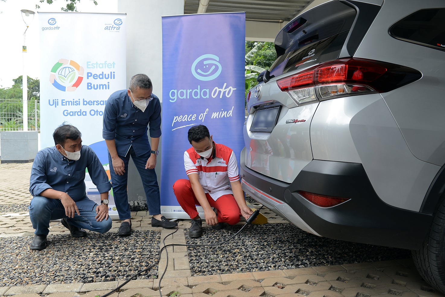 Compliance and Risk Management Director Asuransi Astra dan Operation Director Asuransi Astra sedang memantau dan memastikan persiapan pelaksanaan Uji Emisi Bersama Garda Oto
