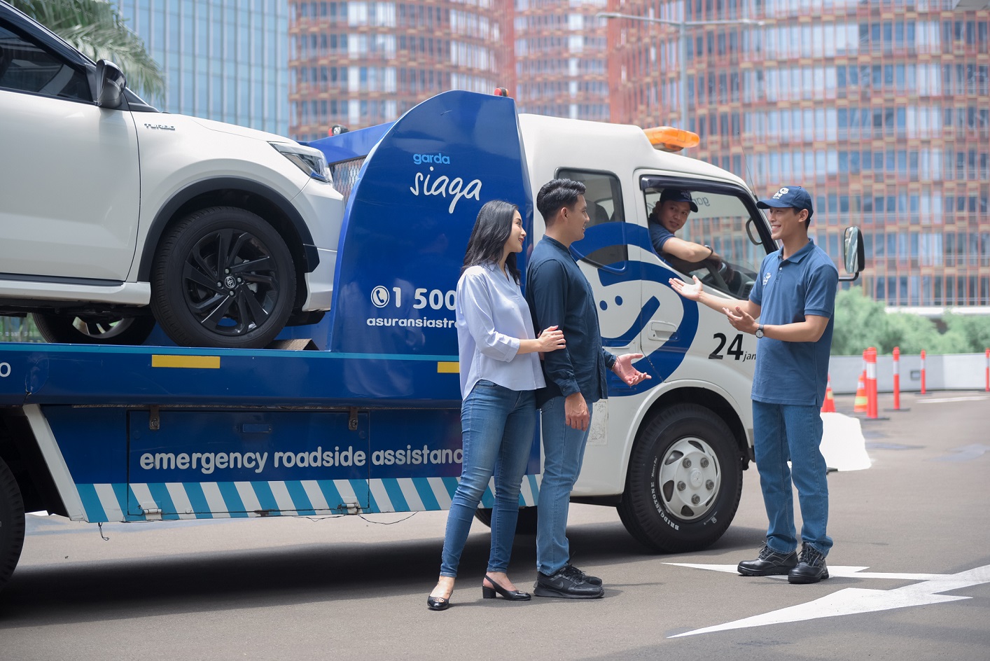 Garda Oto, asuransi mobil dari Asuransi Astra memudahkan pelanggan melakukan proses pembelian polis, lapor klaim, pemantauan status klaim, hingga akses layanan darurat Garda Siaga dan beragam fitur lainnya yang terdapat dalam mobile apps Garda Mobile Otocare dilengkapi dengan chatbot GarXia. Garda Oto juga menghadirkan Garda Akses di nomor 1500112 yang tersedia 24 jam, maupun dengan mengunjungi langsung Garda Center atau kantor cabang Asuransi Astra terdekat. Selain kemudahan dalam klaim dan layanan lain, Garda Otopun didukung oleh kehadiran lebih dari 500 bengkel baik resmi maupun rekanan, kepastian penggunaan suku cadang asli dan garansi hasil perbaikan.