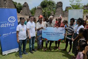 President Director, Rudy Chen (kedua kiri); Compliance and Risk Management Director Asuransi Astra, Adi Sepiarso (pertama kiri) saat penyerahan dana pemeliharaan kepada sejumlah masyarakat Kampung Moto Dawu, Sumba Barat demi memberikan dan mengembangkan pendidikan berkualitas yang merata.