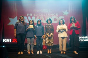 Sejumlah perwakilan Peace Mate tim penyelenggara HUT 66 Grow & Glow Asuransi Astra saat menerima penghargaan PERHUMAS PR Excellence Awards 2022 kategori Internal PR Program yang diberikan langsung oleh Head School of Communication, Atma Jaya Catholic University, Prof. Dr. Dorien Kartikawangi.