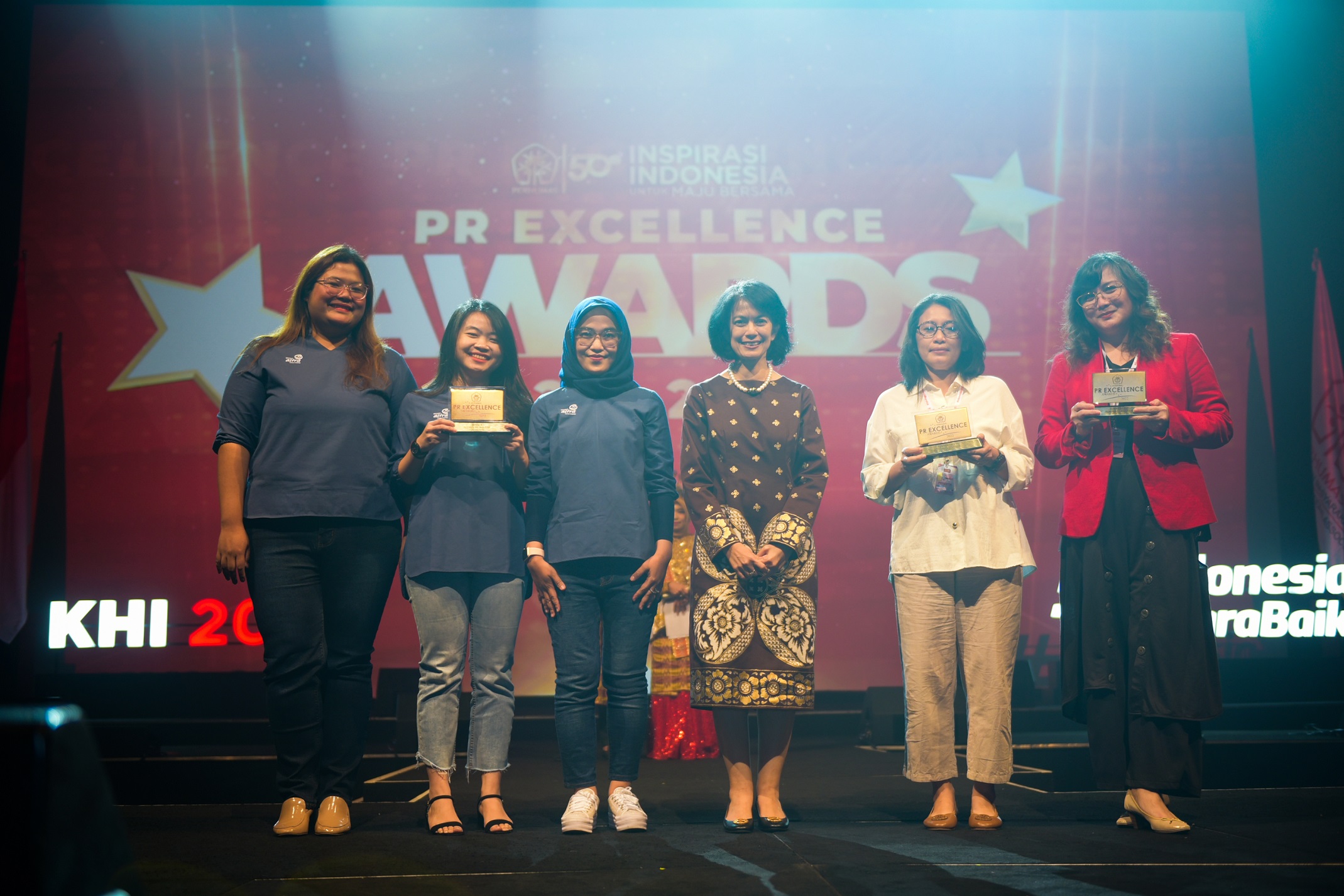 Sejumlah perwakilan Peace Mate tim penyelenggara HUT 66 Grow & Glow Asuransi Astra saat menerima penghargaan PERHUMAS PR Excellence Awards 2022 kategori Internal PR Program yang diberikan langsung oleh Head School of Communication, Atma Jaya Catholic University, Prof. Dr. Dorien Kartikawangi.