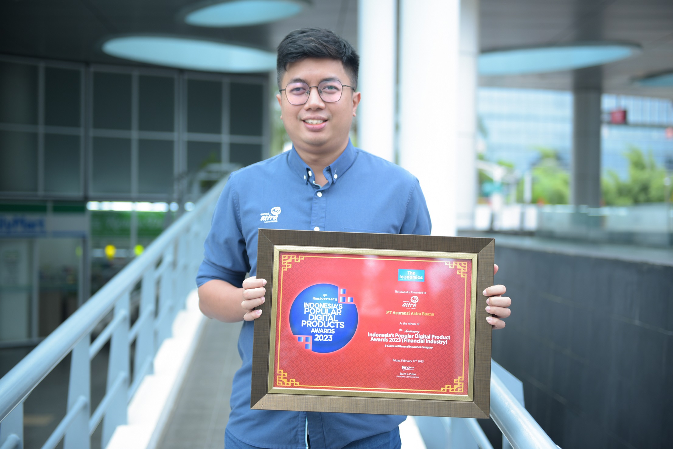 Manager Digital Marketing & Monetization Asuransi Astra, Ekki Primanda Ramadhan menerima penghargaan Indonesia’s Popular Digital Products Award 2023 pada kategori Milennials Popular Digital Brand General Insurance E-Claim sebagai Aplikasi Asuransi Kendaraan terbaik.