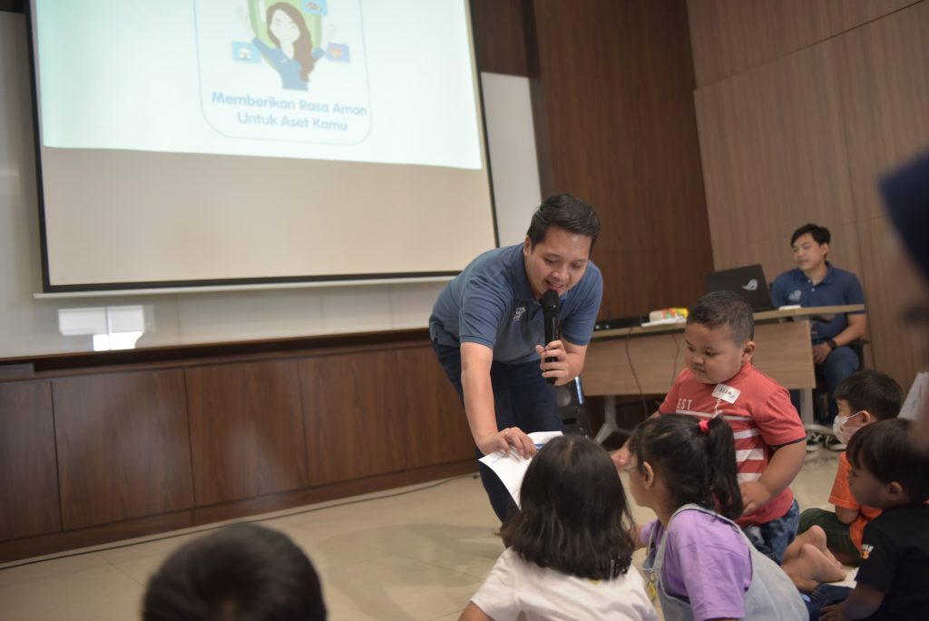 Little Financial Master & Emergency Roadside Assistance Tour Asuransi Astra Berikan Literasi Keuangan Kepada Anak Usia Dini