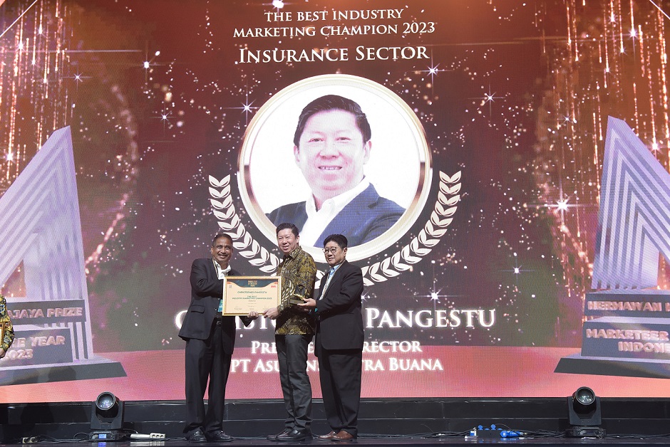 President Director Asuransi Astra, Christopher Pangestu Raih The Best Industry Marketing Champion pada Marketeer of the Year 2023
