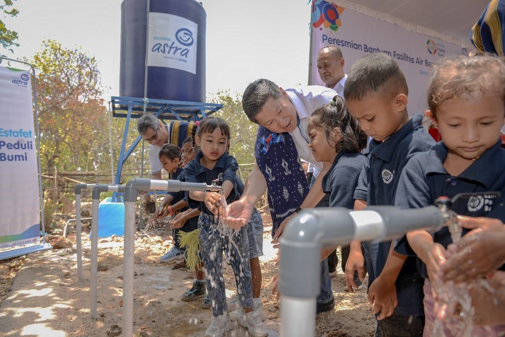 Sukacita Anak Sumba Sambut Air Bersih Persembahan Asuransi Astra