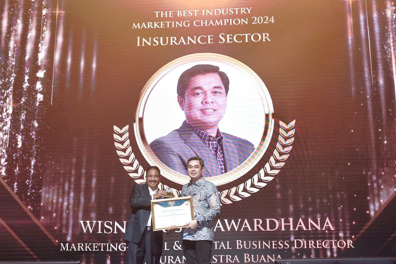 Marketing Retail & Digital Business Director Asuransi Astra, Wisnu Kusumawardhana Raih penghargaan Marketeer of The Year 2024